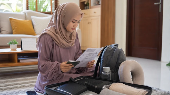 Jamaah Umrah Mandiri memeriksa dokumen dan menyiapkan perjalanan sebelum berangkat